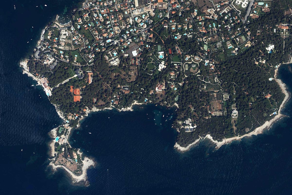 Aerial photograph of the southern tip of the Cap d’Antibes: villas and umbrella pines above the sea